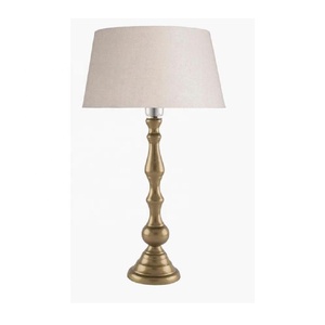 Lámpara de mesa elegante dorada de aluminio de alta calidad para sala de estar, decoración de mesita de noche, lámpara casera, luz para cualquier decoración minimalista festiva - Product Image 2