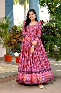 Robes de créateur Chinon de qualité standard avec impression de position parfaites pour le mariage et la fête disponibles pour l'exportation depuis l'Inde - Product Image 2