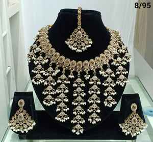 Lo último en collar de gargantilla de fantasía chapada en oro a la moda con motivo antiguo con mangtikka y pendientes y conjunto de joyería para mujer - Product Image 2