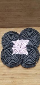 Sous-verre en macramé en coton gris blanc fait à la main pour la décoration intérieure, exportation en gros depuis l'Inde - Product Image 4