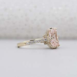 แหวนหมั้นเพชรชมพูทรงรัศมี ประดับเพชรแบบซ่อนรอบวง พร้อมวงแหวนแบบ Pave Band ได้รับการรับรองจาก IGI - Product Image 1