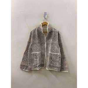Chaqueta Bagh en Arabesque Noir para Primavera con Cuello Alto y Diseño Transpirable - Product Image 1