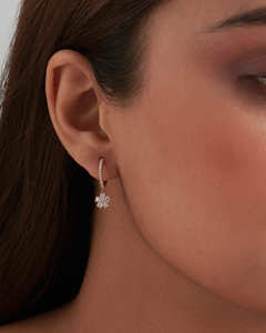 Pendientes colgantes con diamantes cultivados en laboratorio de 0.63ctw, talla redonda en forma de flor, engastados en bisel, en oro macizo de 14k, joyería fina, regalo para ella - Product Image 2