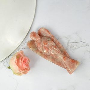 Figurines d'anges en cristal de pierre de soleil naturelle sculptées à la main au prix de gros pour la guérison des chakras, la méditation et les cadeaux spirituels en vente - Product Image 4
