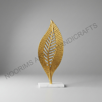 Aluminium Plume d'or Art abstrait Sculpture en métal Base en marbre Pièce de décoration de Noël Maison Vente en gros Exportateur Usine directe