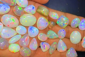 โอปอลไฟเอธิโอเปียแท้ทรงหลังเบี้ยสีขาว  โอปอลแท้รับรองคุณภาพ 5-8 กะรัต สำหรับทำเครื่องประดับ Mehradjuddin Gems - Product Image 3