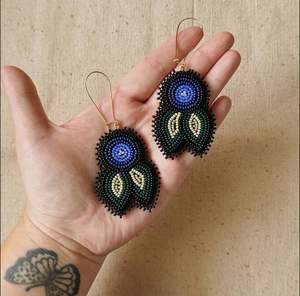 HF crafts' ใหม่สไตล์โบฮีเมียนสีรุ้งลูกปัดตุ้มหูแบบถักมือรูปหัวใจดีไซน์ลูกปัดข้าว - Product Image 1