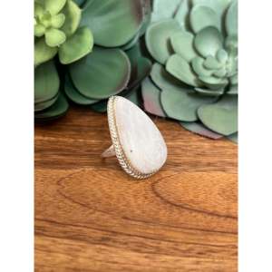 Anillo Reda Galvan con Incrustaciones de Piedras Lunares, Moderno y Elegante, con Baño de Oro Rosa, Talla 8, Regalo Perfecto - Product Image 3
