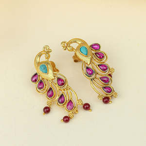 ต่างหูแชนเดอเลียร์โทนสีทองอโนกี มอร์นี กูลาบีพร้อมลวดลายรูปขนนกสีเทอร์ควอยซ์ - Product Image 4