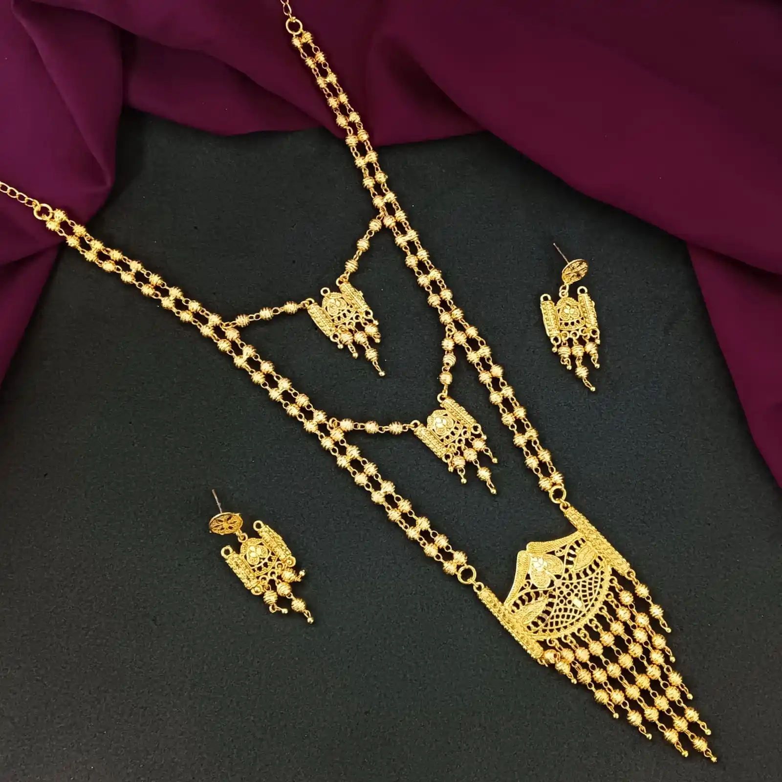 Indisches traditionelles Schmuckset für Damen indisches vergoldetes Metall Perlen mehrschichtiger Anhänger lange Halskette Eckringe