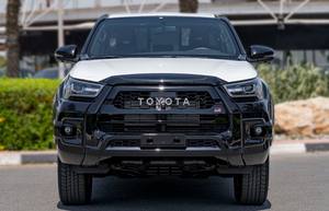 Hilux 2023 Usada en Buen Estado, Automática, Volante a la Izquierda, R20, Cuero, Cámara Trasera Oscura, Techo Solar - Product Image 2