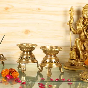 Lámpara de Aceite Diya de Latón con Acabado Antiguo de la Mejor Calidad, con Diseño Tradicional para Mandir Pooja y Decoración Espiritual, para Venta de Exportación - Product Image 4