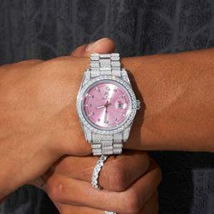 Montre unisexe en diamant, design couronne taille brillant, cadran rose, bracelet en or blanc plaqué rhodium, luxe, pour fiançailles, fêtes et mariages - Product Image 2