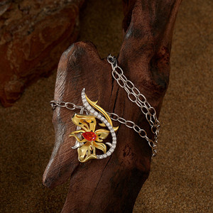Collier Jeulia X Leyla Floral Thorns Two Tone Twist Flower en argent sterling avec diamant - Product Image 5