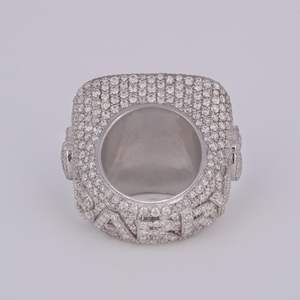 Impresionante anillo de hip hop personalizado de joyería fina elaborado en oro blanco de 14KT con diamantes cultivados - Product Image 2