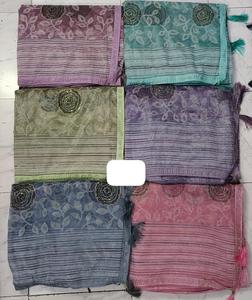 Saree en mousseline de soie de créateur en mélange d'organza avec broderie détaillée et finition festonnée offert pour l'exportation en gros - Product Image 3