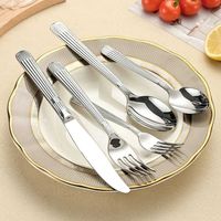 Ensemble de couverts classiques en acier inoxydable poli à la main pour des repas élégants dans les restaurants, les cafés et les réunions à domicile