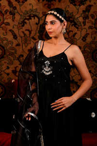 เดรส Anarkali มีสายรัดสำหรับผู้หญิงสีดำเข้มปักลายโกต้าแพตติสำหรับงานเลี้ยงฉลอง - Product Image 6