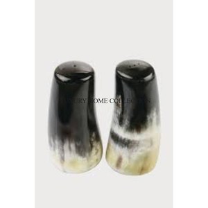 Salière et poivrière artisanales en corne avec des textures naturelles et des designs uniques pour une expérience culinaire rustique - Product Image 1