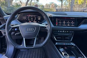 Excellent état, Audi e-tron GT Quattro Prestige 2022 d'occasion, double moteur, transmission intégrale - Product Image 2