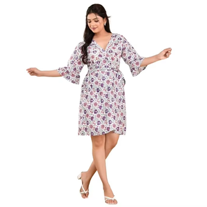 Sofisticado vestido cruzado de seda crepé de verano con mangas acampanadas con estampado floral y cintura natural en color blanco - Product Image 6