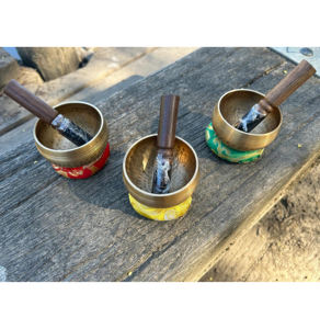 ขันเสียงสเตนเลสสตีลรักษ์โลกสวยงาม ทำด้วยมือจากทิเบต เสียงธรรมชาติผ่อนคลาย สำหรับการทำสมาธิ โยคะ การบำบัดด้วยเสียง และการฝึกฝนเสียงที่ยาวนาน - Product Image 4