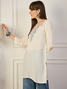 Kurti Corto para Mujer de Calidad de Exportación, Elegante Túnica de Viscosa y Rayón con Bordado de Hilo, Perfecto para Uso Diario, en Cantidad al por Mayor - Product Image 2