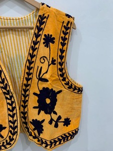 Chaleco Abierto Delantero de Terciopelo Suzani Amarillo Hecho a Mano, Suéter Bordado de Invierno, Chaqueta Sin Mangas, Ropa de Mujer - Product Image 2