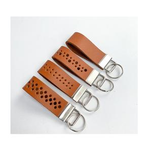 Porte-clés en cuir initial personnalisé avec finition grain doux idéal pour les employés ou les clients ayant un goût de luxe. - Product Image 2