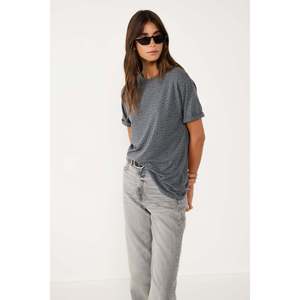 T-shirt basique ComfortFit pour femme, coupe classique, décontracté, 100 % coton, col rond, manches courtes, sans motif, disponible chez Mega Merchant - Product Image 2