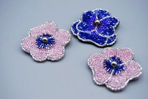 Broches Redondos de Moda con Cuentas Moradas Hechos a Mano, Decorativos, Más Vendidos, de un Proveedor Indio - Product Image 3