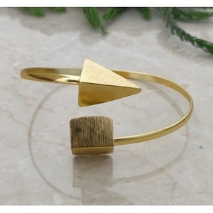 Bracelets en laiton faits à la main, plaqués or, forme pyramidale tendance, style et design uniques - Product Image 5