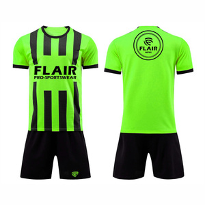 Ensembles d'uniformes de maillots de football confortables et respirants de meilleure qualité au design personnalisé Service OEM pour les jeunes joueurs de sexe masculin Coupe automatisée - Product Image 4
