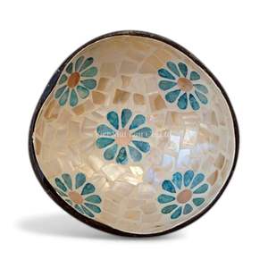 Cuenco de Coco con Madreperla, Lacado a Mano, Incrustaciones de Concha Natural, Accesorio Decorativo Ecológico para Mesa - Product Image 1