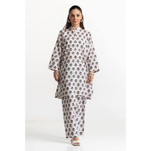 Ensemble coordonné pour femme en jacquard blanc imprimé avec décoration boutonnée - Product Image 4