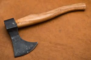 Hache Viking artisanale en acier à haute teneur en carbone, manche en bois de rose, étui en cuir, personnalisable, 1,5 kg, multi-usages - Product Image 6