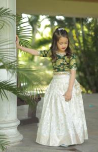 Tela de seda pesada cosida completamente de alta calidad con todo el cuerpo Zari Weaving Work Kids Wear Lehenga Choli para boda y fiesta - Product Image 2