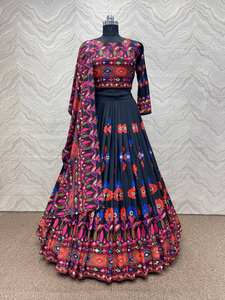 Espejo hermoso de seda de mantequilla pesada para mujeres indias, trabajo manual, impresión Digital Lehenga Choli y Dupatta con impresión y trabajo de espejo - Product Image 3