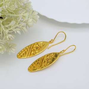 Vente en gros de boucles d'oreilles pendantes en laiton plaqué or 18 carats bijoux pour femmes avec perle de fleur en forme de marquise boucles d'oreilles personnalisées cadeau - Product Image 6