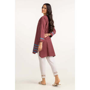 Haut en coton et lin rouge brodé pour femmes, col asymétrique, motif floral 3D brodé à la main et orné de paillettes, taille XL - Product Image 2