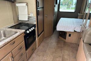 Nuevo Autocaravana T-h-o-r Motor Coach C-h-a-t-e-a-u 24BL 2019 con Aire Acondicionado y Emisión Euro 6 - Product Image 3