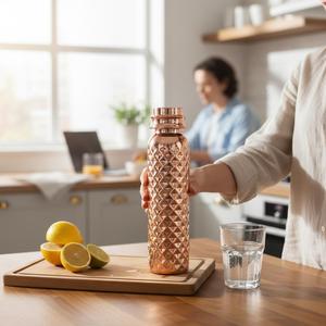 Botella de Metal Duradera con Diseño de Pirámide Único - Product Image 1