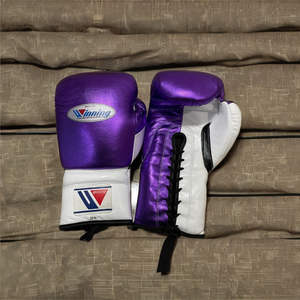 Gants de boxe MMA à doigts entiers en cuir à lacets, design OEM, légers, imperméables, évacuant l'humidité, couleur violet et blanc - Product Image 5