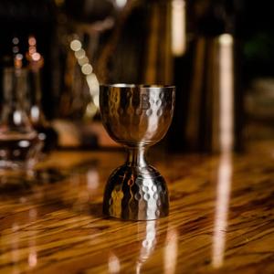 Jigger de Barra de Doble Cara con Acabado Martillado de Acero Inoxidable, Herramienta de Medición de Cócteles de Precisión con Agarre Equilibrado y Vertido Preciso - Product Image 6
