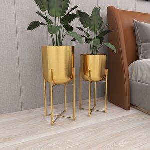 Maceta decorativa de metal dorado ideal para añadir un toque vintage a rincones de jardín rústicos y estilo de casa de campo - Product Image 6