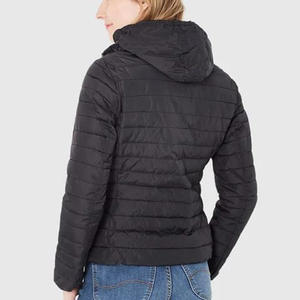 Chaqueta acolchada para mujer de diseño personalizado 2023, transpirable, impermeable, 100% poliéster, nailon, bordado estándar para mujer - Product Image 3