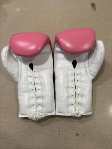 Guantes de Boxeo Personalizados de Cuero Vacuno Rosa y Blanco con Cordones, Guantes de Boxeo de Competición para Adultos - Product Image 4
