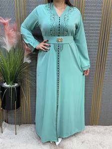 Robe Abaya Brodé Orange Grande Taille Col V Maxi en Crêpe pour Femme Musulmane – Idéale pour Mariage et Prière - Product Image 5