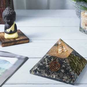 Vente en gros de puces naturelles fabriquées à la main pyramide d'orgone de pyrite dorée avec bobine de cuivre pour la protection contre les CEM et la guérison énergétique - Product Image 2