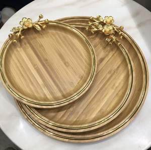 Plateau de service élégant et écologique fait à la main avec un design en bois décoratif pour la maison, les restaurants et les hôtels - Product Image 1